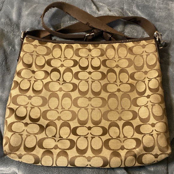 Vintage Coach crossbody bucket purse. Only Call out crossbody handle is fraying - Picture 2 of 5